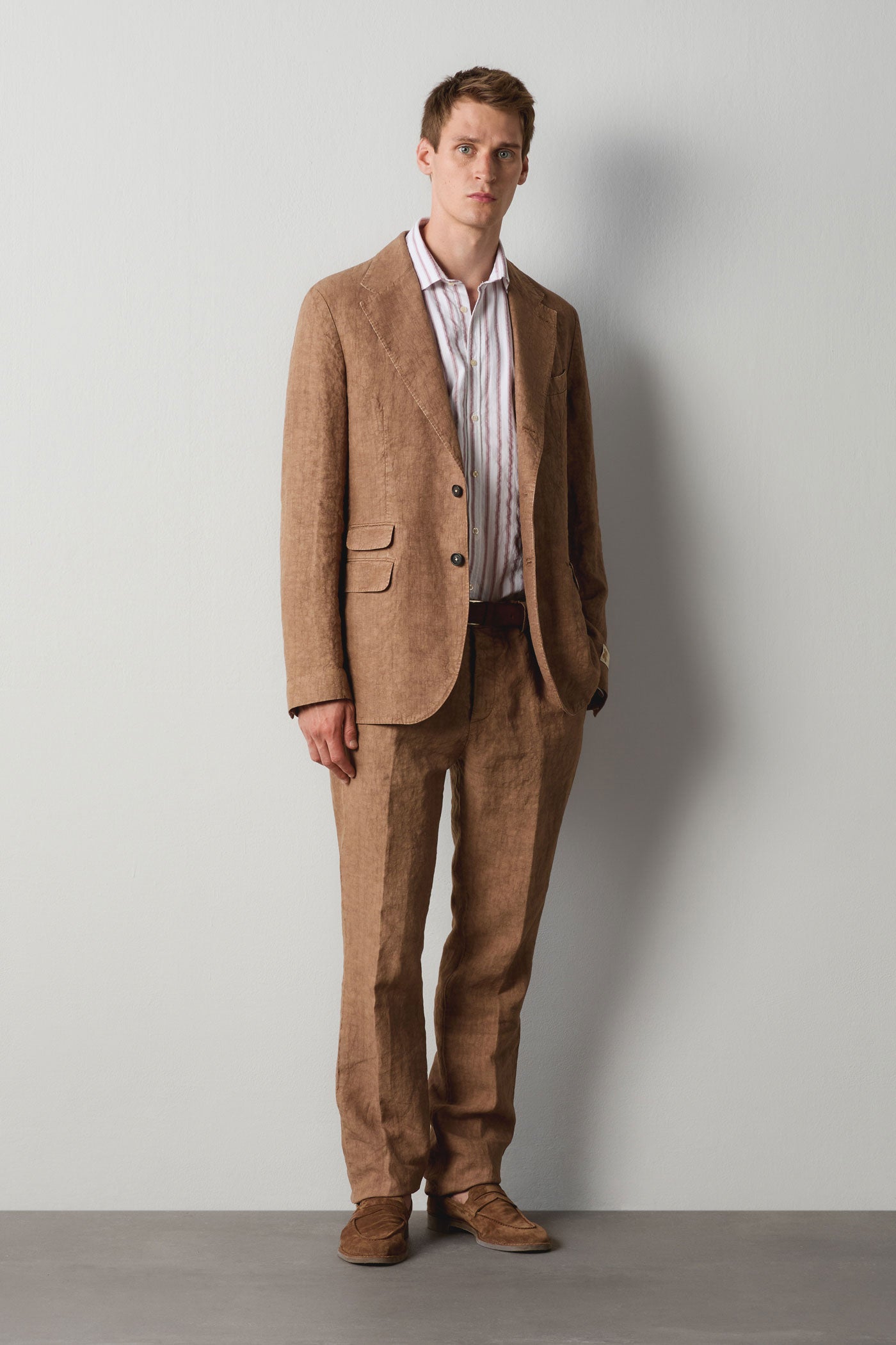 Massimo Alba clay linen suit with an open collar and suede shoes